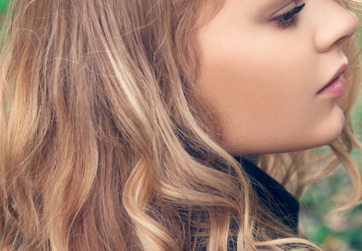Illuminer et raviver son blond doré avec les poudres tinctoriales