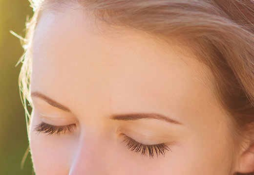 Les yeux gonflés : causes et remèdes pour retrouver un regard apaisé !