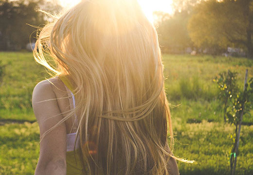Conseils et astuces pour entretenir ses cheveux pendant l’été