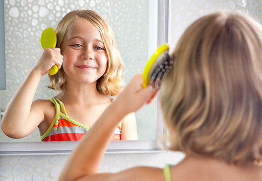 Démêlage des cheveux des enfants
