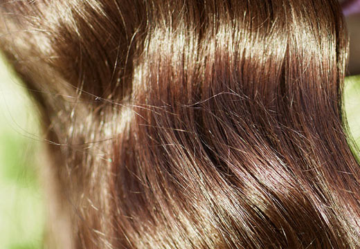 Des cheveux forts et brillants avec le henné gloss