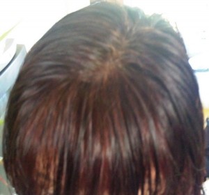Racines sur cheveux mouillés après le henné naturel