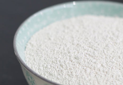 L’argile blanche : la poudre miracle des cheveux et visage