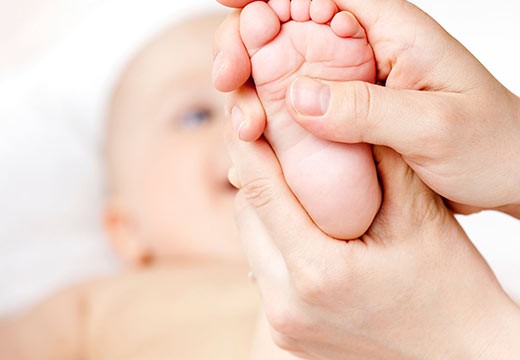 Le massage de bébé : ce qu’il faut savoir