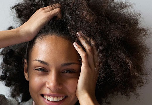 Cheveux crépus : les bons gestes pour en prendre soin