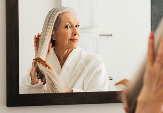 Cheveux blancs qui jaunissent : que faire ?
