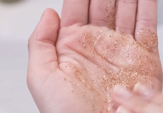 Gommage ? Peeling ? Tout sur l’exfoliation !