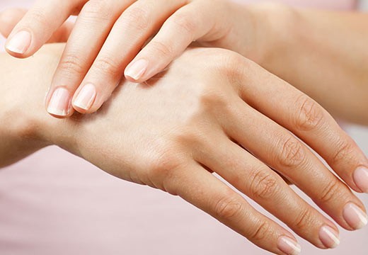 Huile de ricin : comment prendre soin de ses ongles au naturel