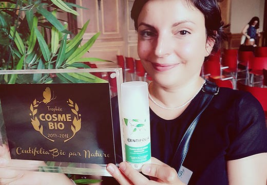 Le Fluide régulateur matifiant CENTIFOLIA récompensé avec le trophée COSMEBIO