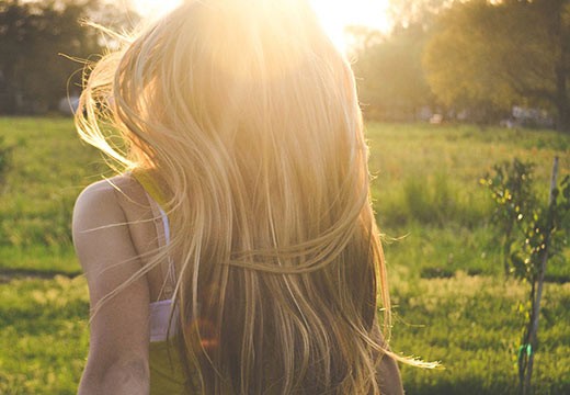 Conseils et astuces pour entretenir ses cheveux pendant l’été